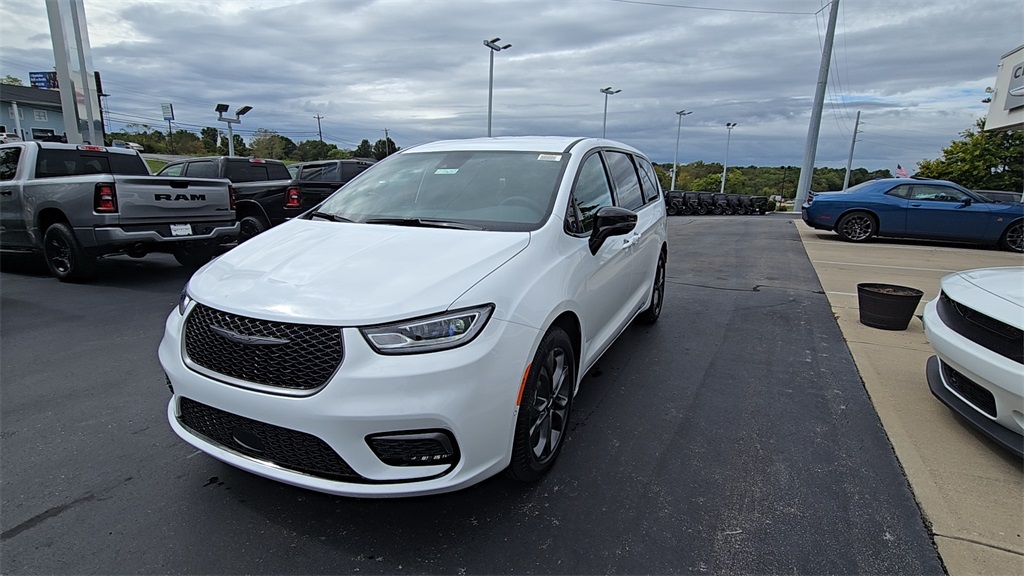 2026 Chrysler Pacifica photo 2