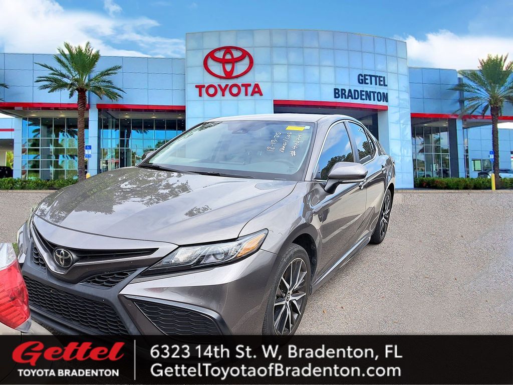2022 Toyota Camry SE's photo