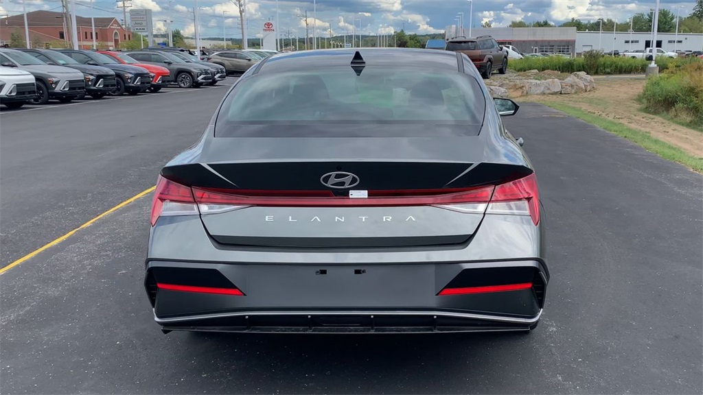 2025 Hyundai Elantra SEL Convenience photo 9