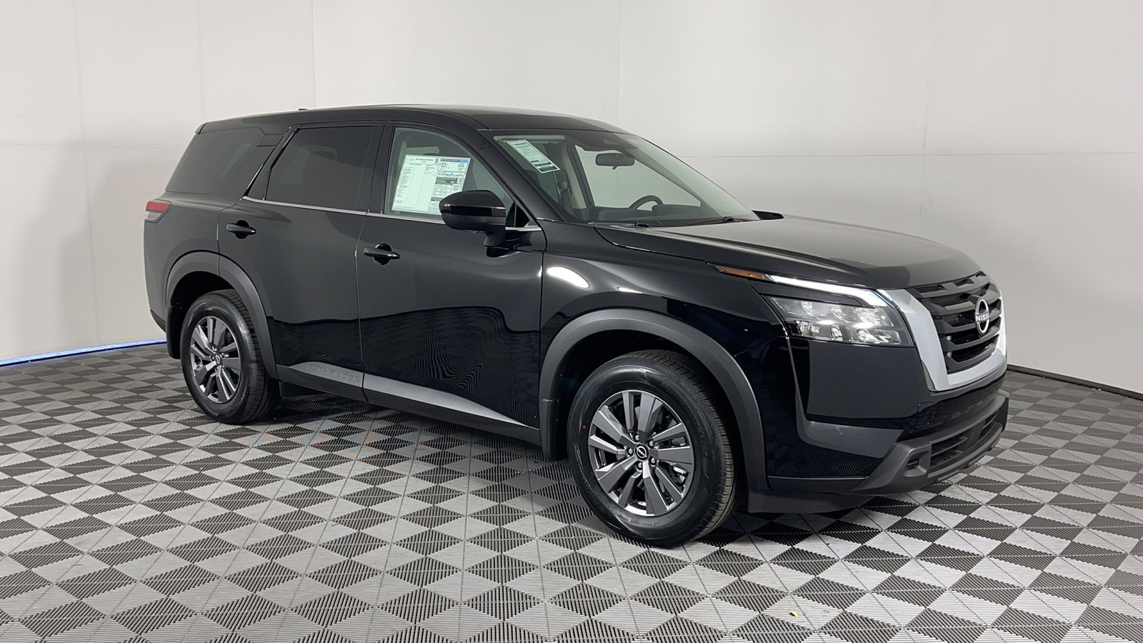 2025 Nissan Pathfinder S photo 2