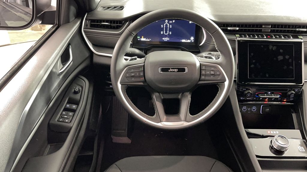 2025 Jeep Grand Cherokee Laredo X photo 14