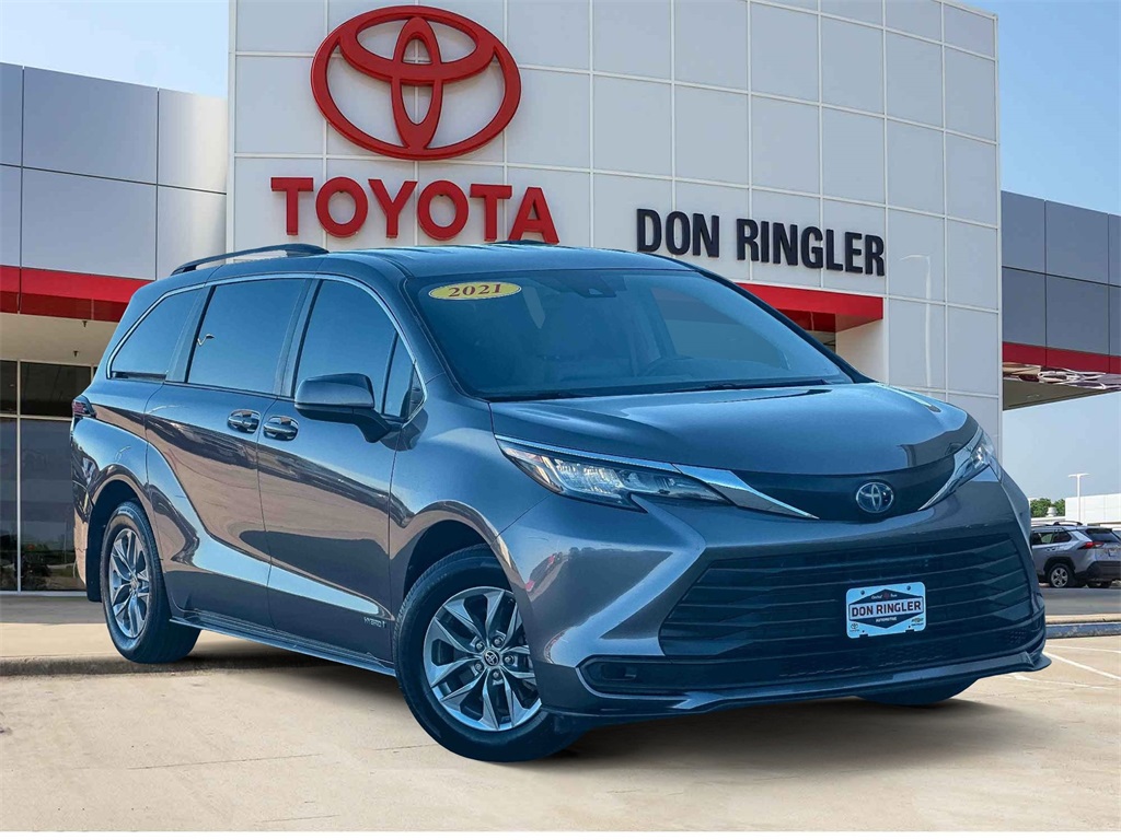 2021 Toyota Sienna LE's photo