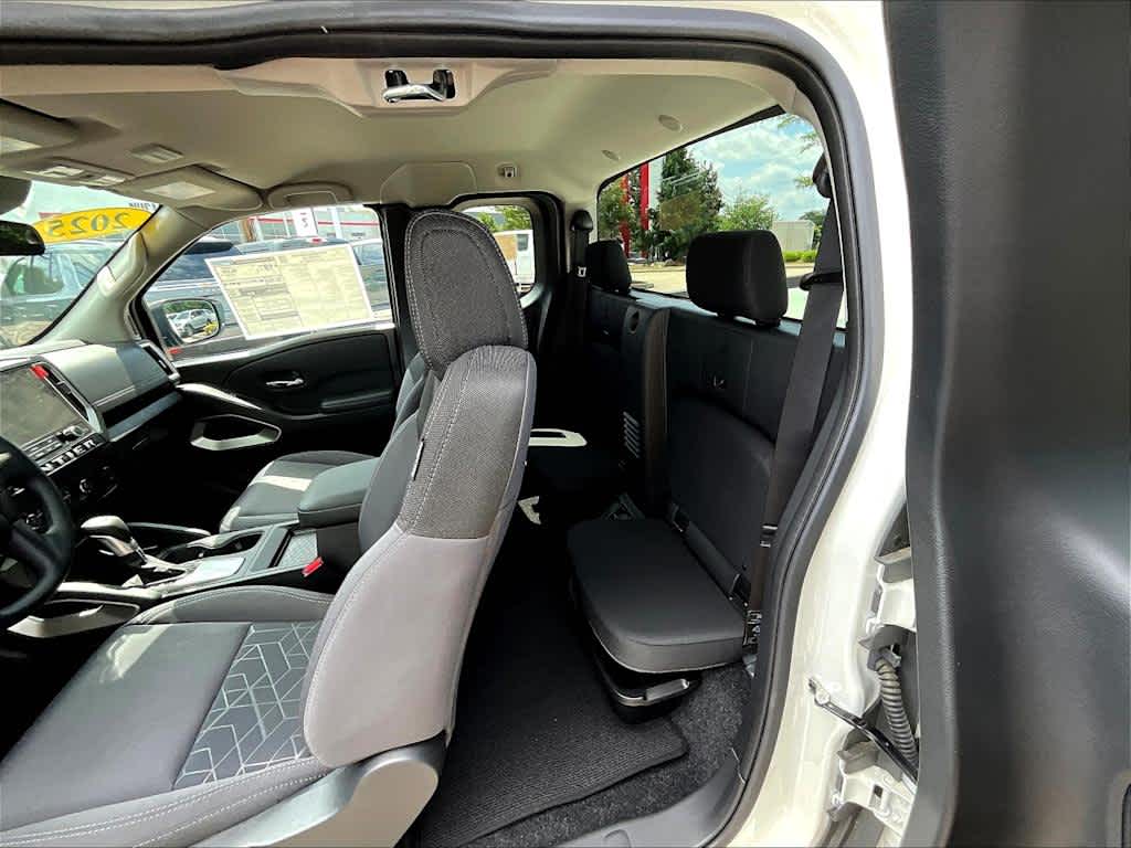 2025 Nissan Frontier SV photo 14