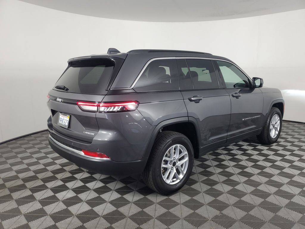 2025 Jeep Grand Cherokee Laredo photo 2