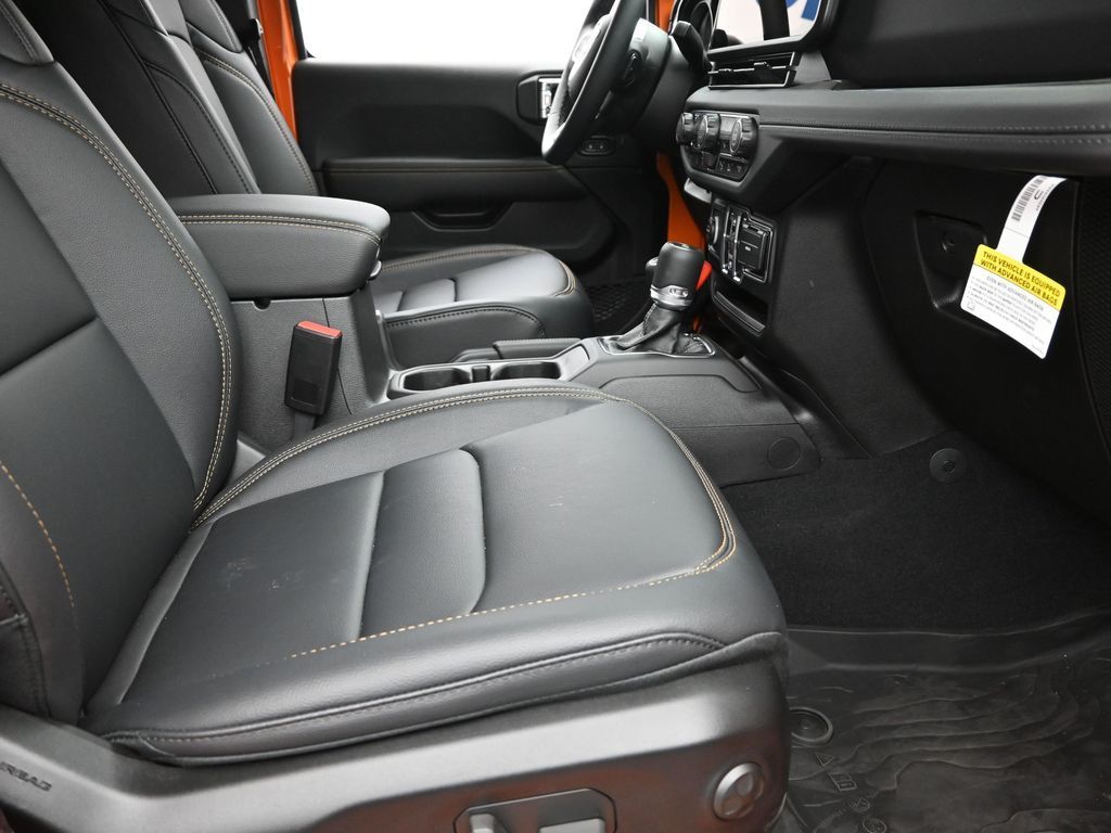 2025 Jeep Wrangler Sahara photo 5