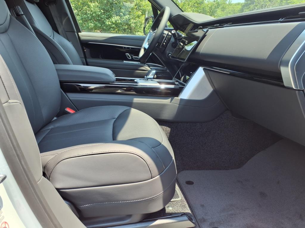 2025 Land Rover Range Rover SE photo 3