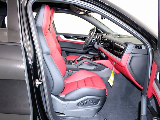 2025 Porsche Cayenne photo 26