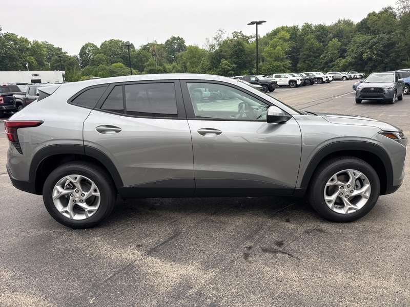 2025 Chevrolet Trax LS photo 2