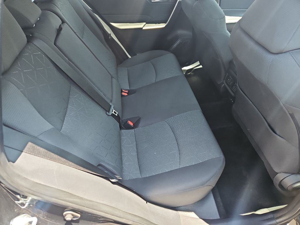 2024 Toyota RAV4 XLE photo 8
