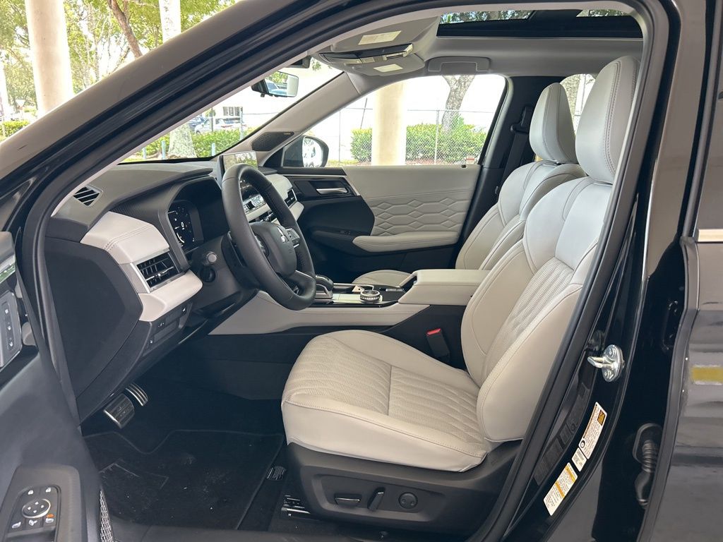 2025 Mitsubishi Outlander Black Edition photo 6