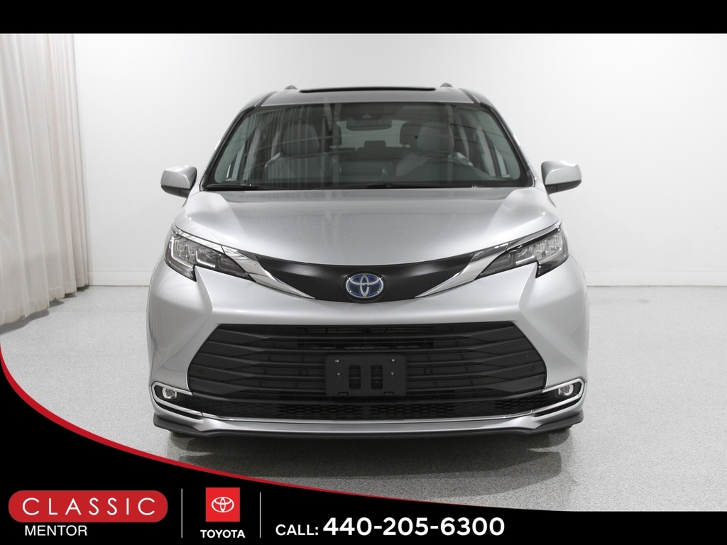2023 Toyota Sienna XLE photo 2