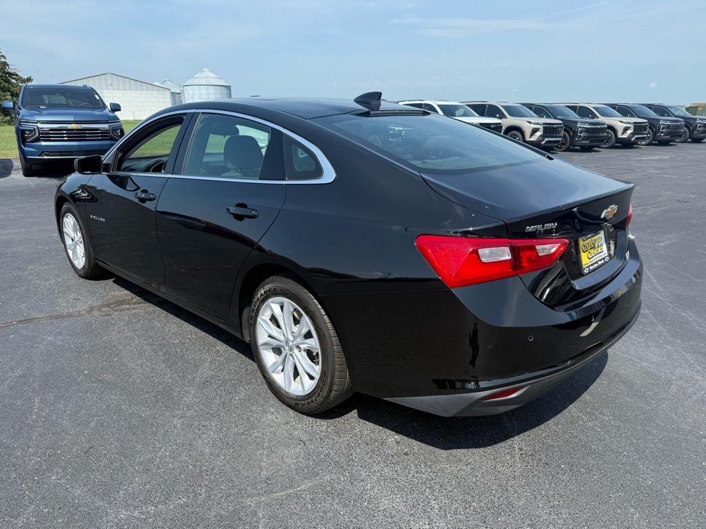 2024 Chevrolet Malibu 1LT photo 2
