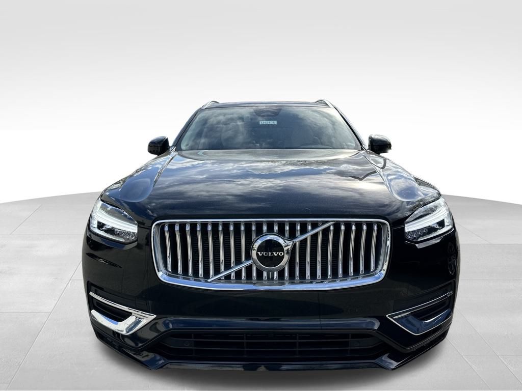 2024 Volvo XC90 B5 Core AWD photo 2