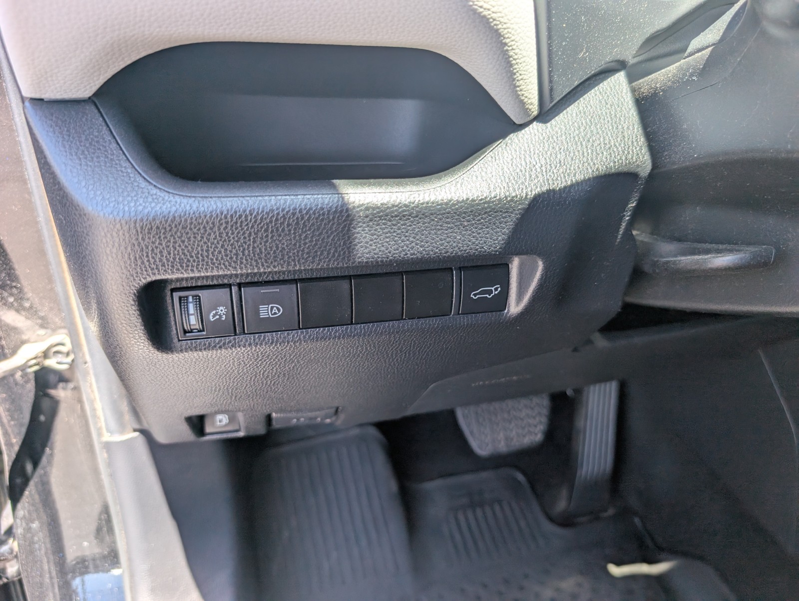 Used 2022 Midnight Black Metallic Toyota Hybrid XLE Premium image 21