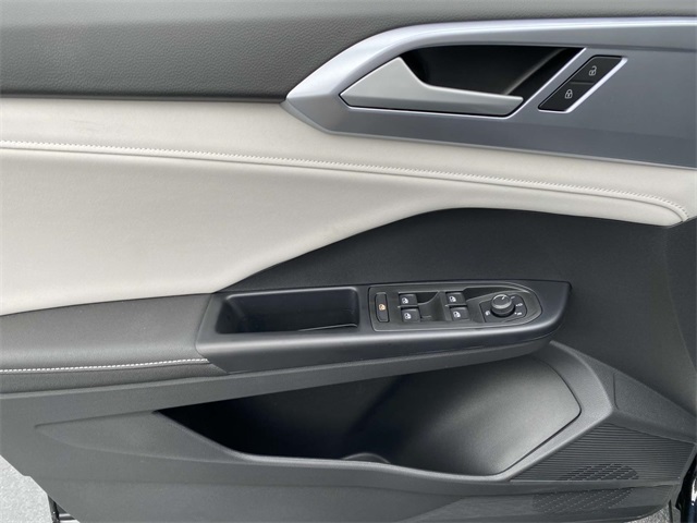2025 Volkswagen Taos SE photo 11