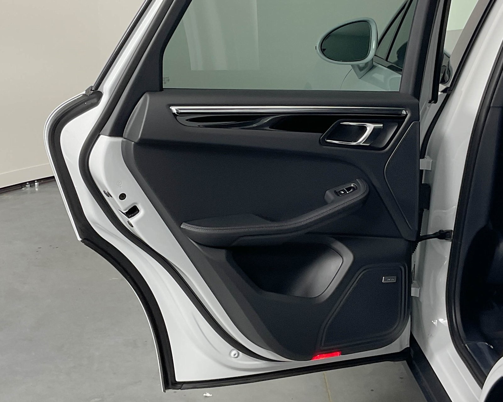 2025 Porsche Macan T photo 25
