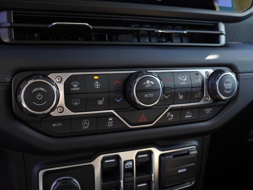 New 2026 Black Clear-Coat Exterior Paint Jeep Rubicon image 15