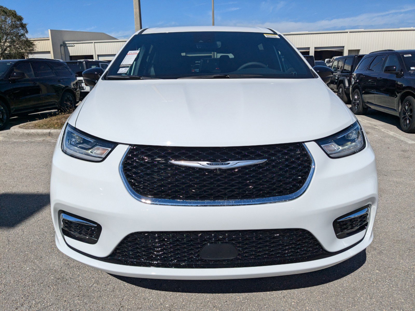 2025 Chrysler Pacifica photo 3