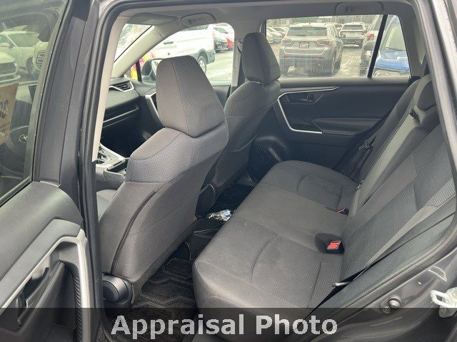 2020 Toyota RAV4 LE photo 4