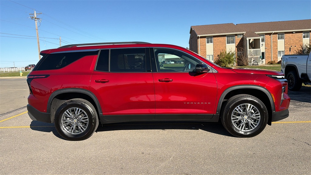 2025 Chevrolet Traverse photo 2