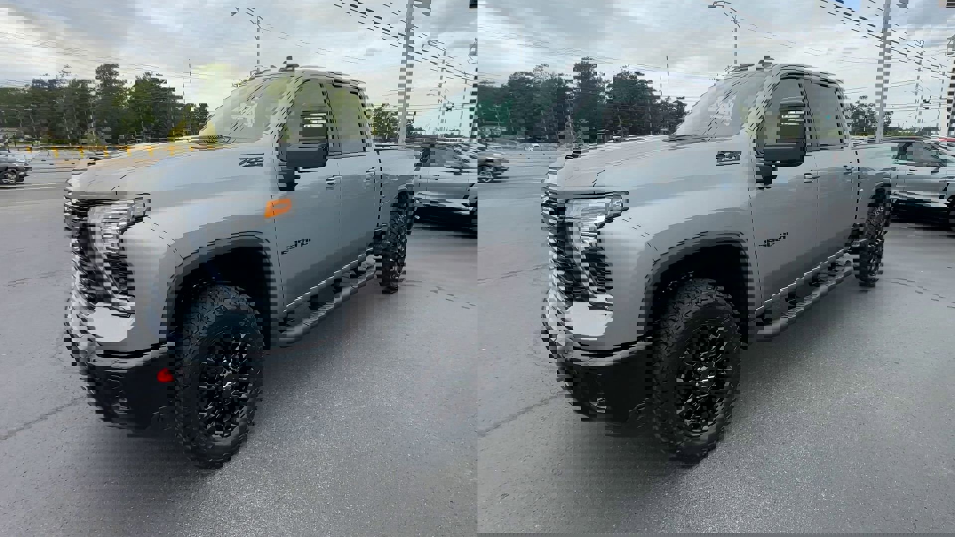 2025 Chevrolet Silverado 2500HD LT photo 3