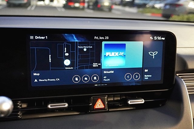 Used 2025 Green Hyundai SEL image 28