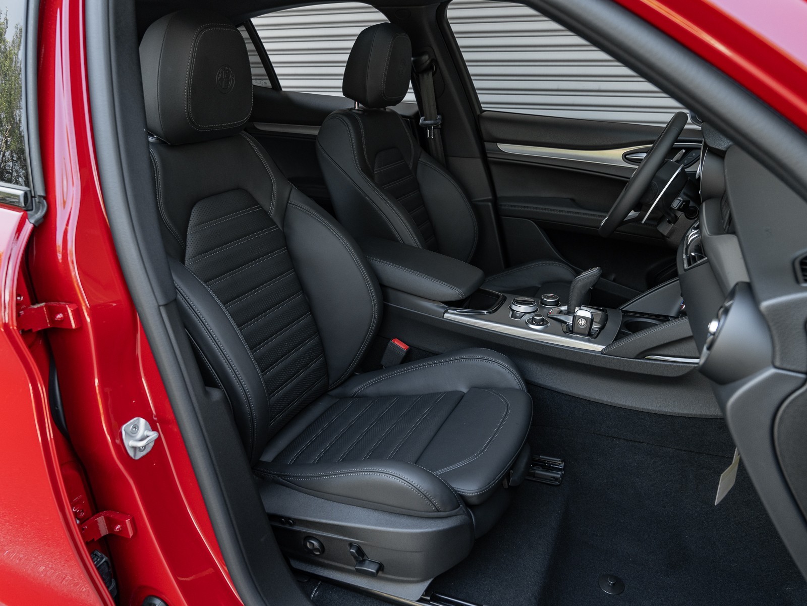 2024 Alfa Romeo Stelvio photo 4