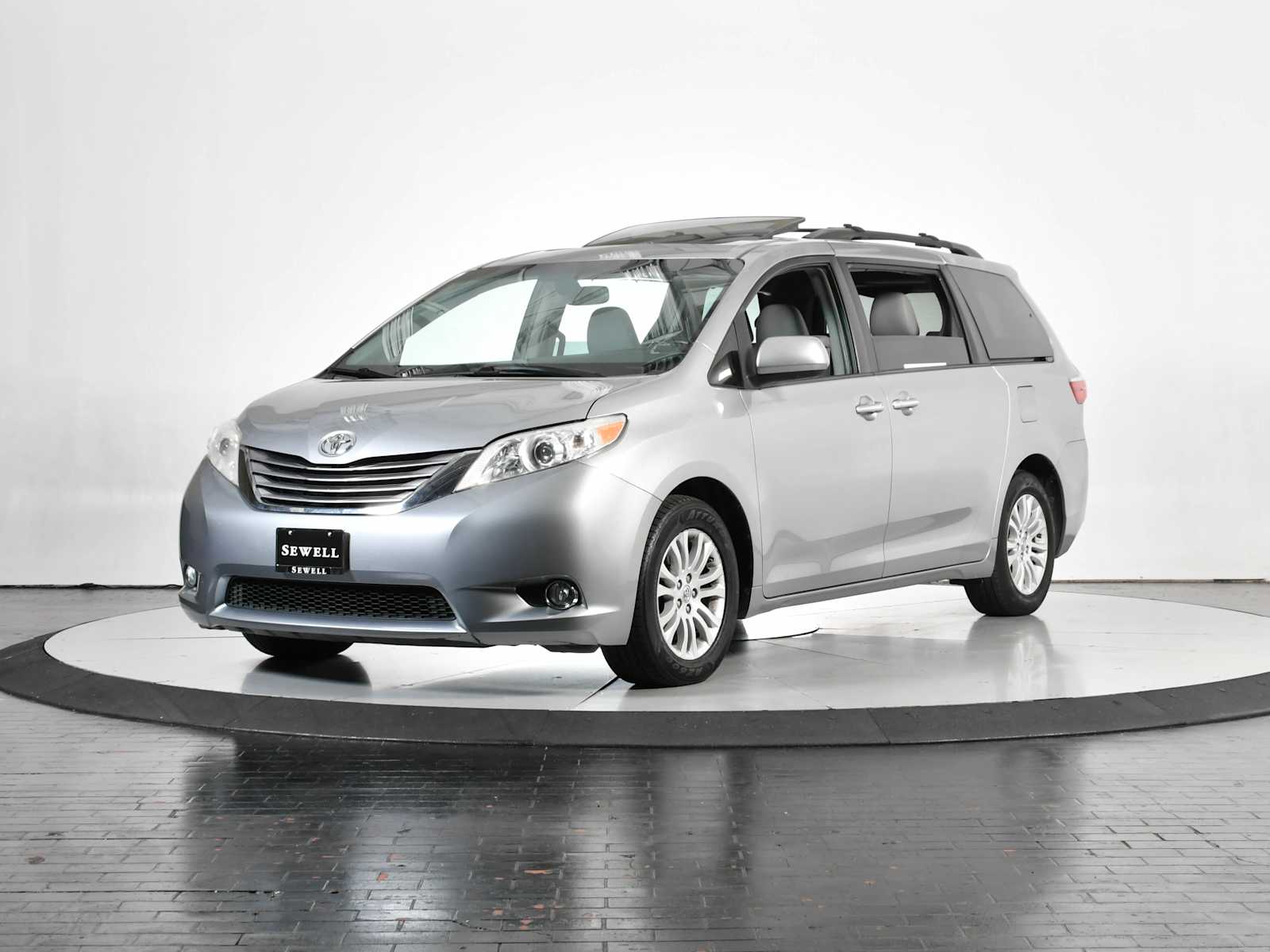 2017 Toyota Sienna XLE's photo