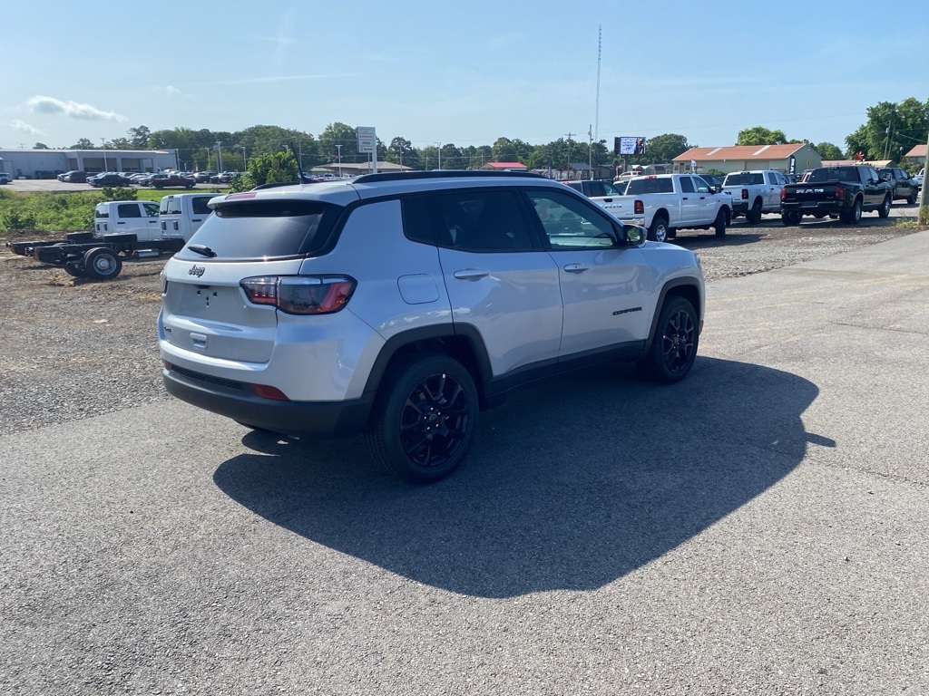 2025 Jeep Compass Latitude photo 4