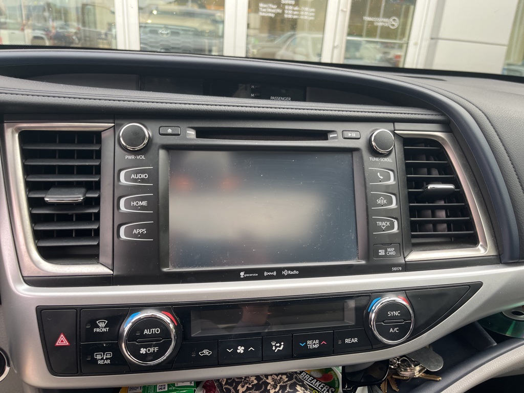 Used 2018 Toyota Highlander XLE with VIN 5TDJZRFH8JS812057 for sale in Winona, Minnesota