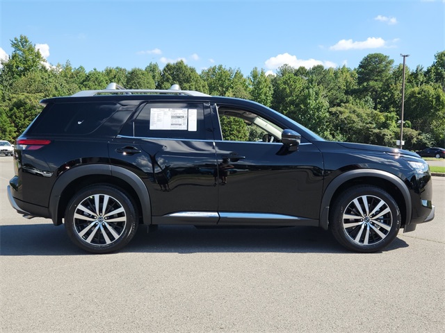 2025 Nissan Pathfinder Platinum photo 2