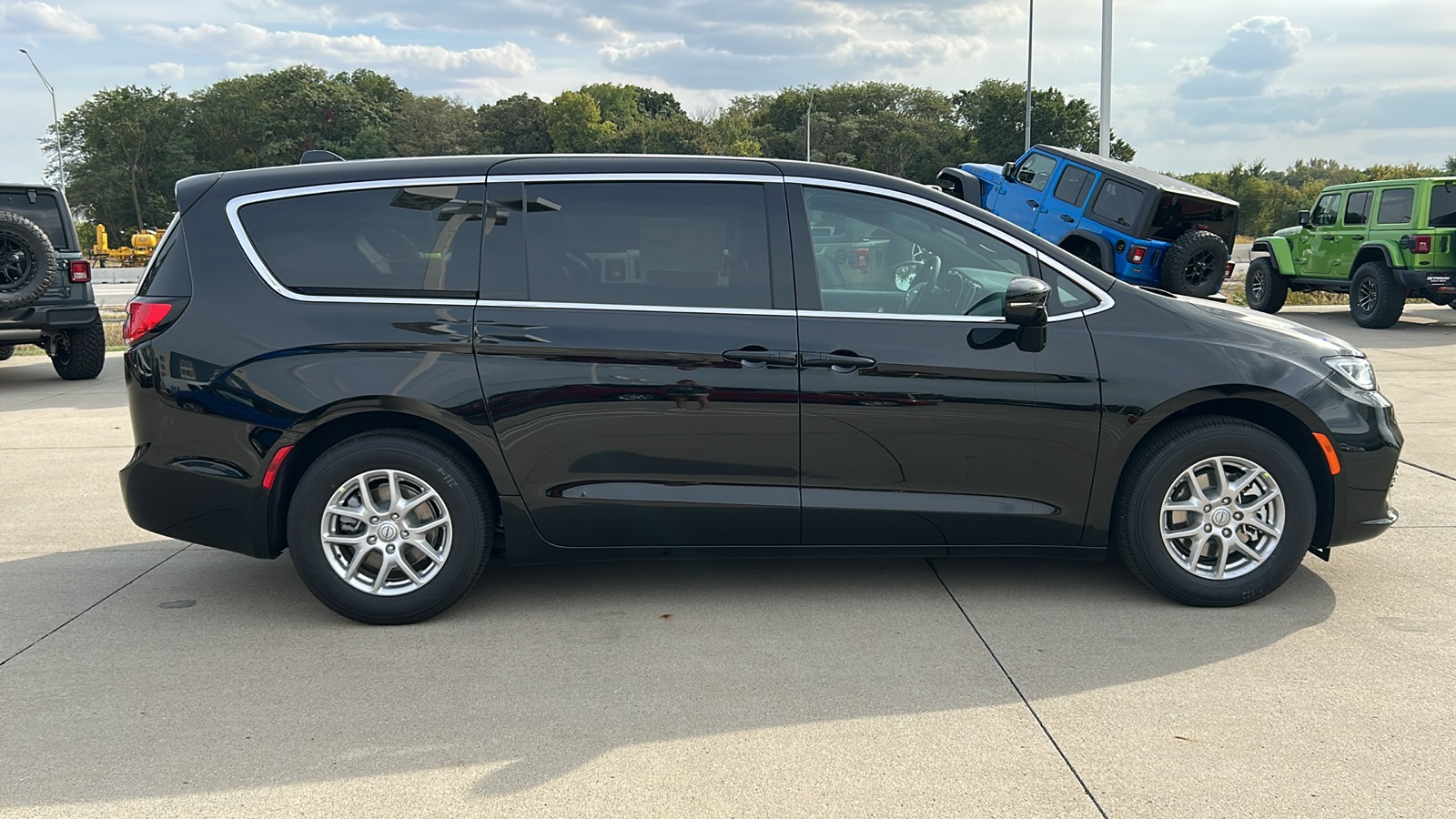 2026 Chrysler Pacifica photo 2