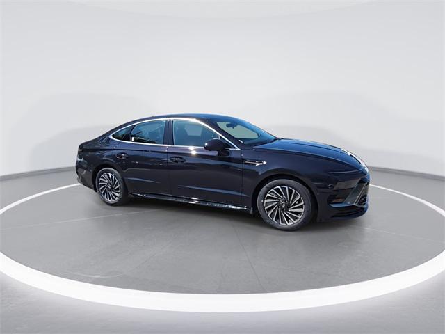 2025 Hyundai Sonata Hybrid Limited photo 2