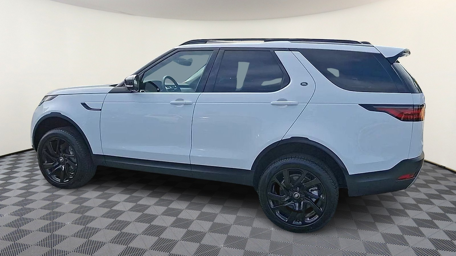 2024 Land Rover Discovery P300 S photo 3