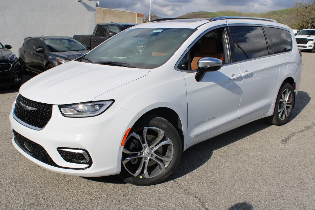 2026 Chrysler Pacifica Pinnacle's photo