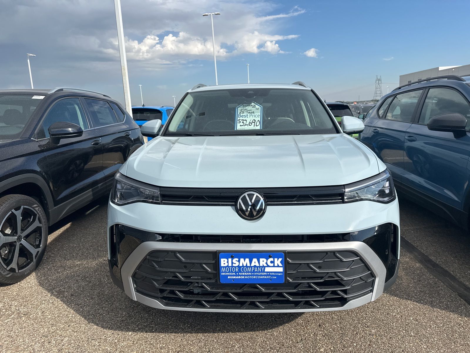 2025 Volkswagen Taos SE photo 2