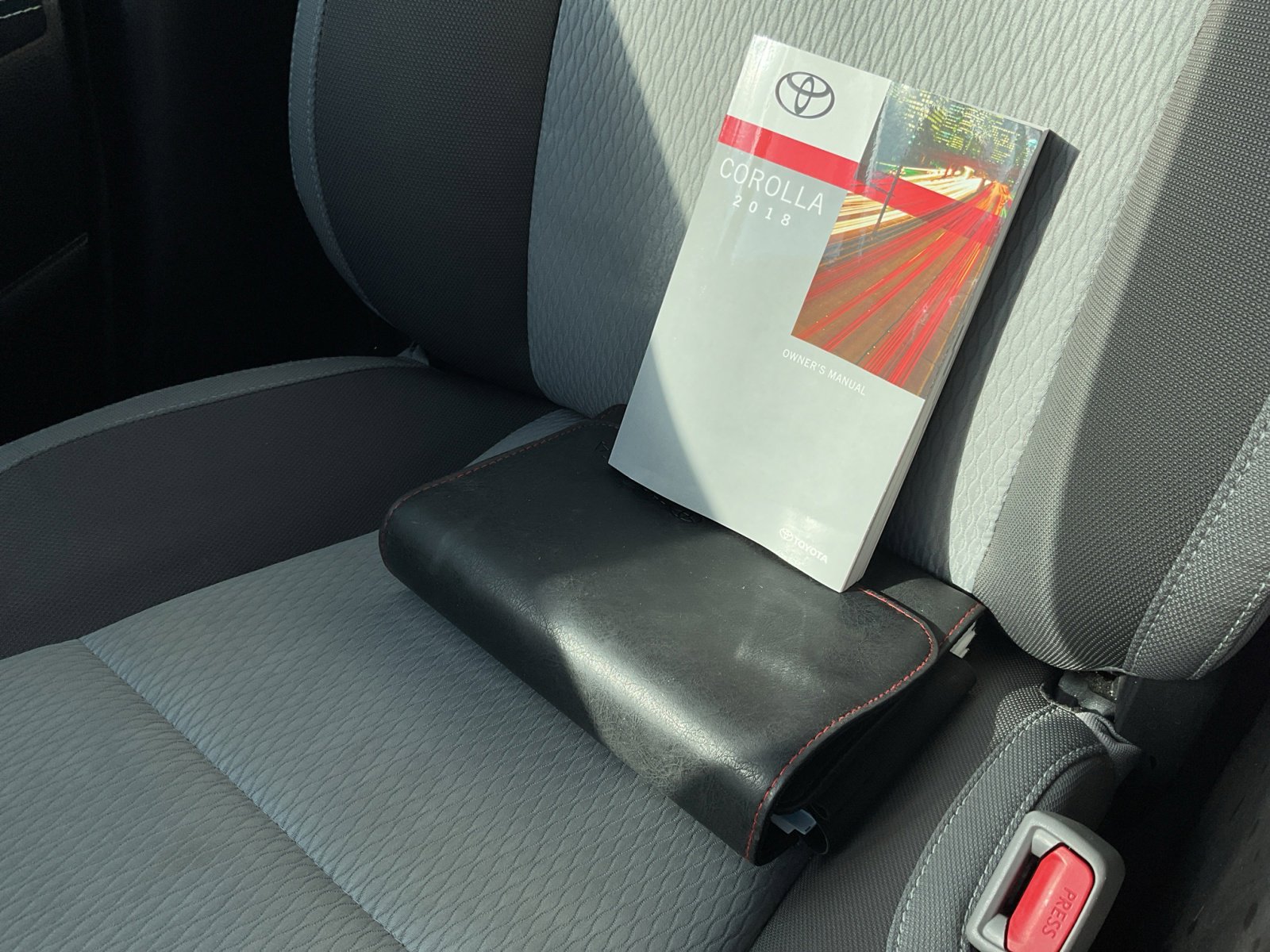 2018 Toyota Corolla LE photo 22