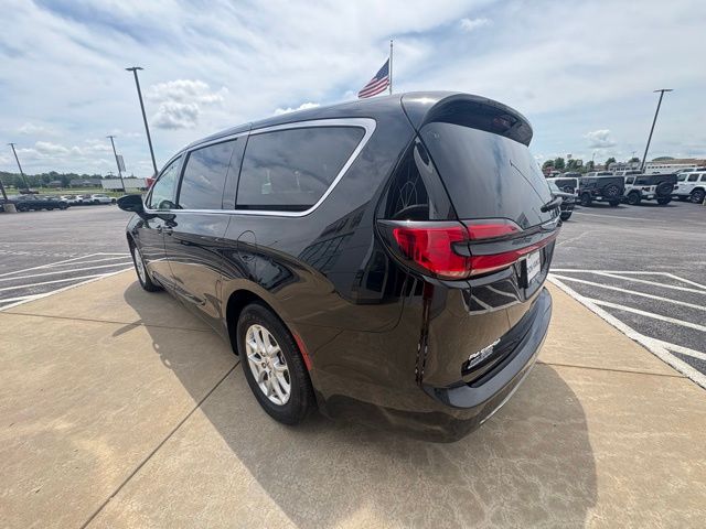 2023 Chrysler Pacifica Touring L photo 3