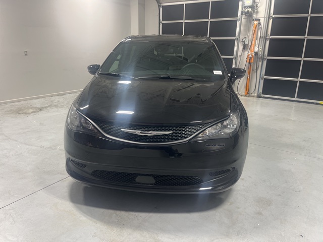 2025 Chrysler Voyager LX photo 2