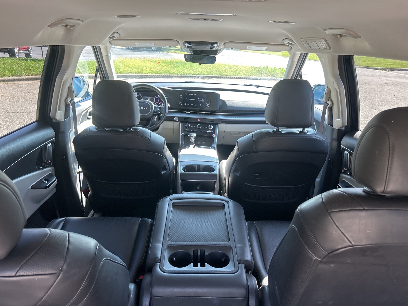 2024 Kia Carnival LX photo 35