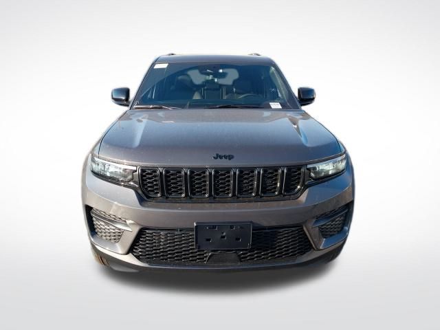 2025 Jeep Grand Cherokee Laredo Altitude photo 3