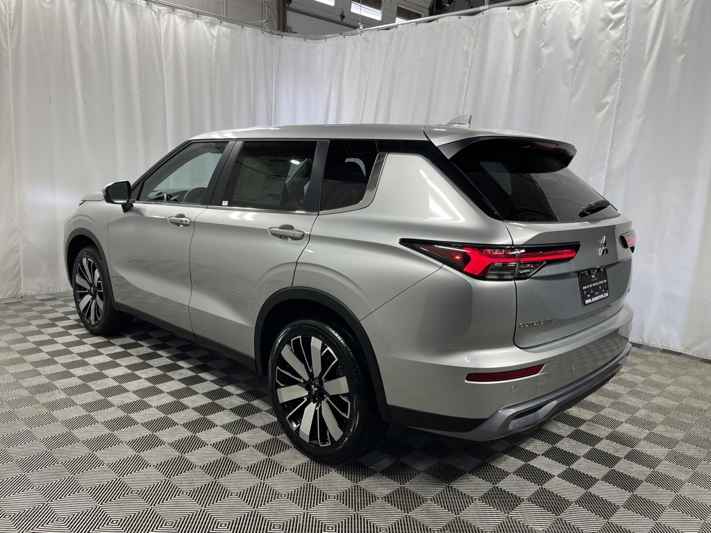 2025 Mitsubishi Outlander SE photo 4