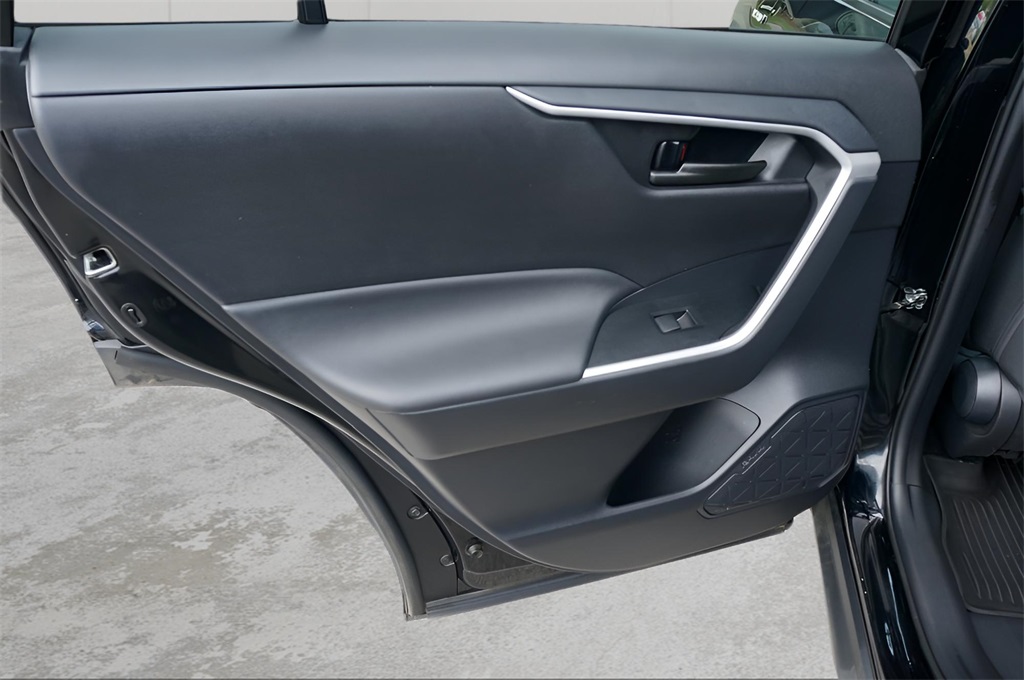 2021 Toyota RAV4 Hybrid LE photo 7