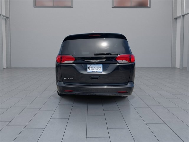 2022 Chrysler Voyager LX photo 6
