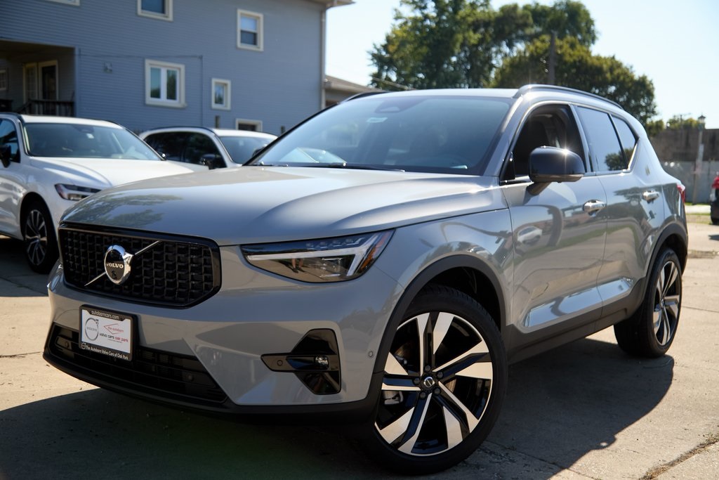 2026 VOLVO XC40 - Image 1