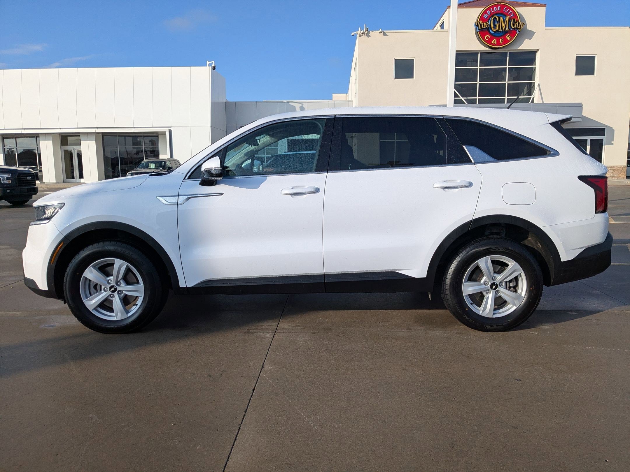 2022 Kia Sorento LX photo 2