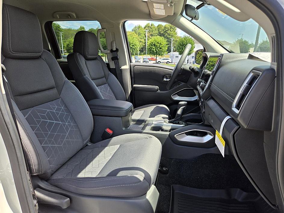 2025 Nissan Frontier Crew Cab SV photo 13