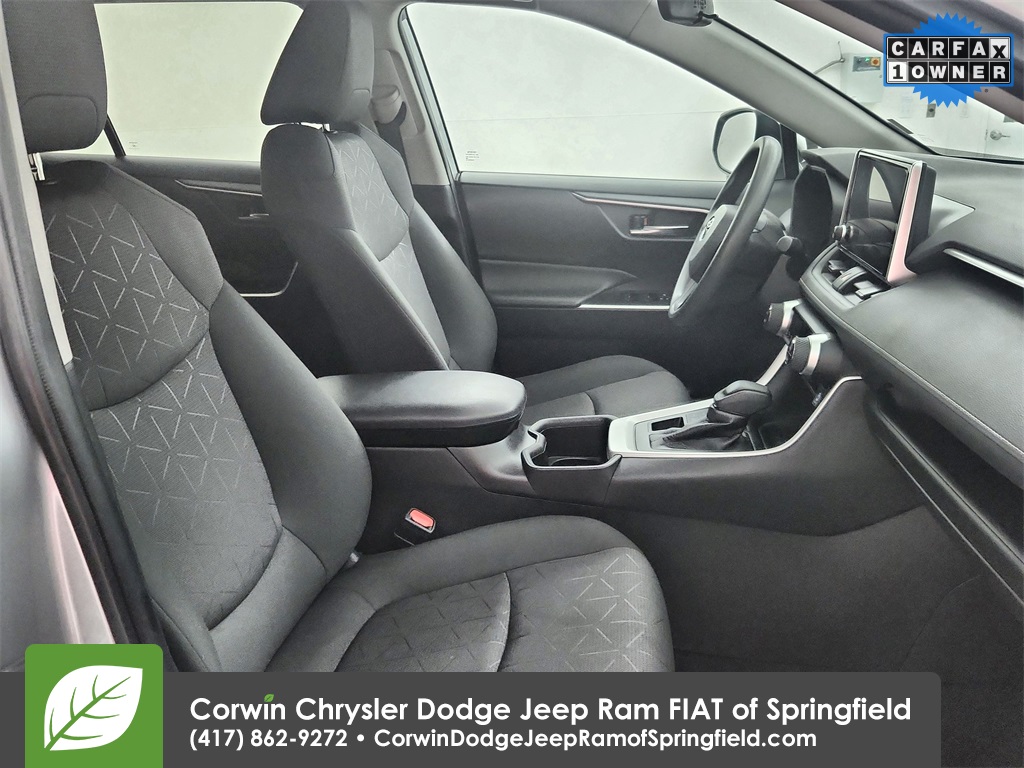 2024 Toyota RAV4 XLE photo 31