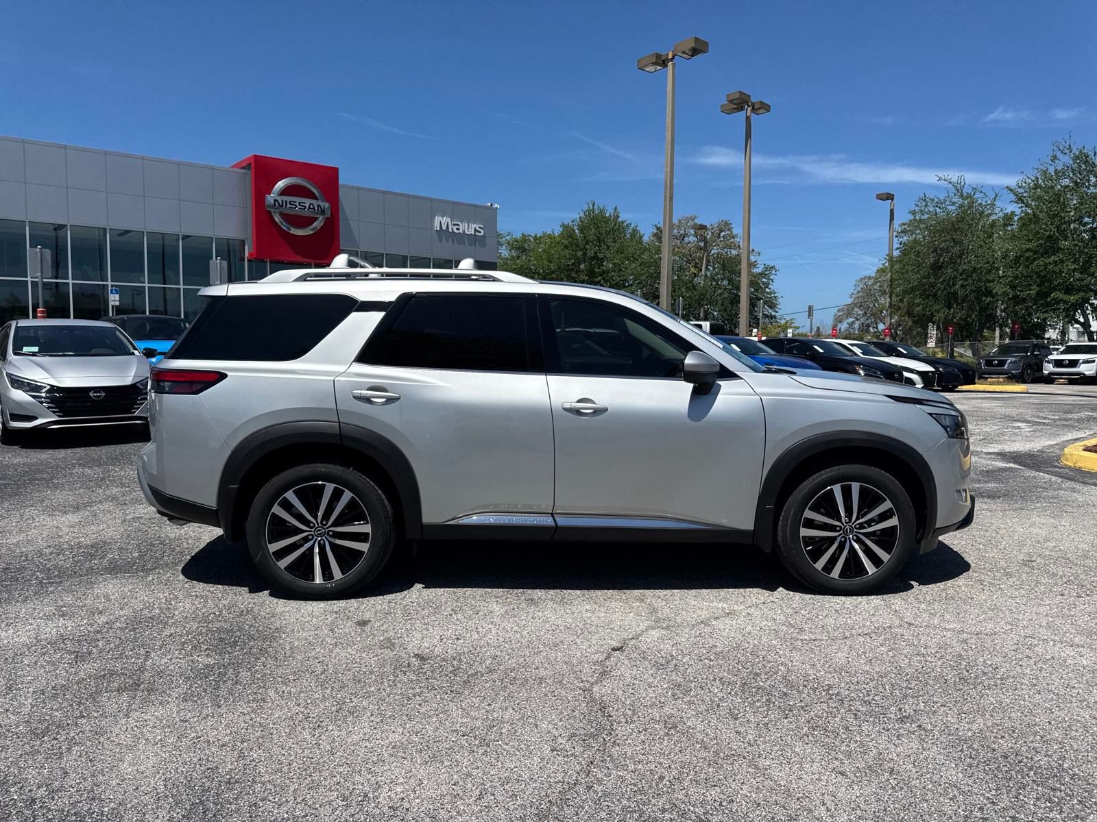 2025 Nissan Pathfinder Platinum photo 4