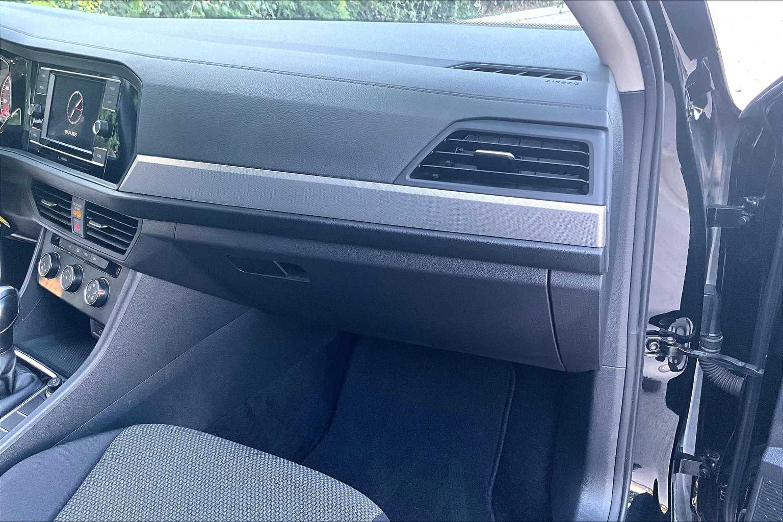 2021 Volkswagen Jetta SE R-Line photo 9
